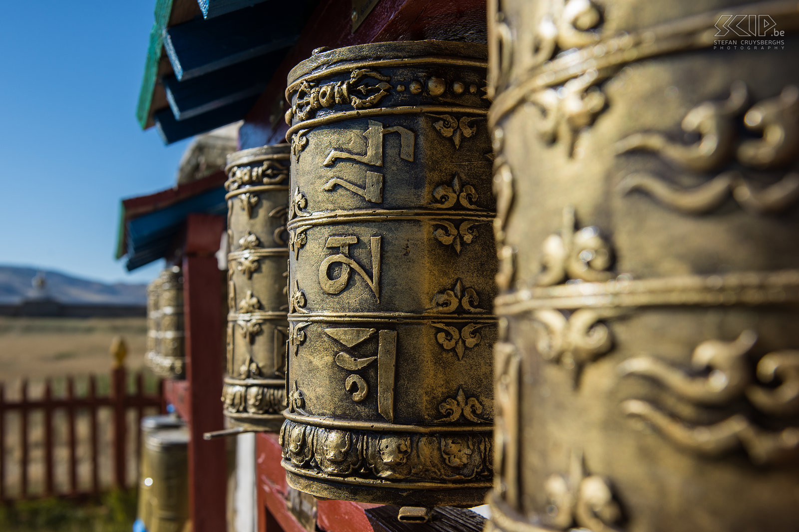 Kharkhorin - Erdene Zuu - Gebedsmolens De goudkleurige gebedsmolens aan het Erdene Zuu klooster. Op de buitenzijde van de cilinder staat altijd een gebed of een mantra geschreven. Het ronddraaien van een gebedsmolen heeft hetzelfde effect als het uitspreken van de betreffende gebeden of mantra's. Stefan Cruysberghs